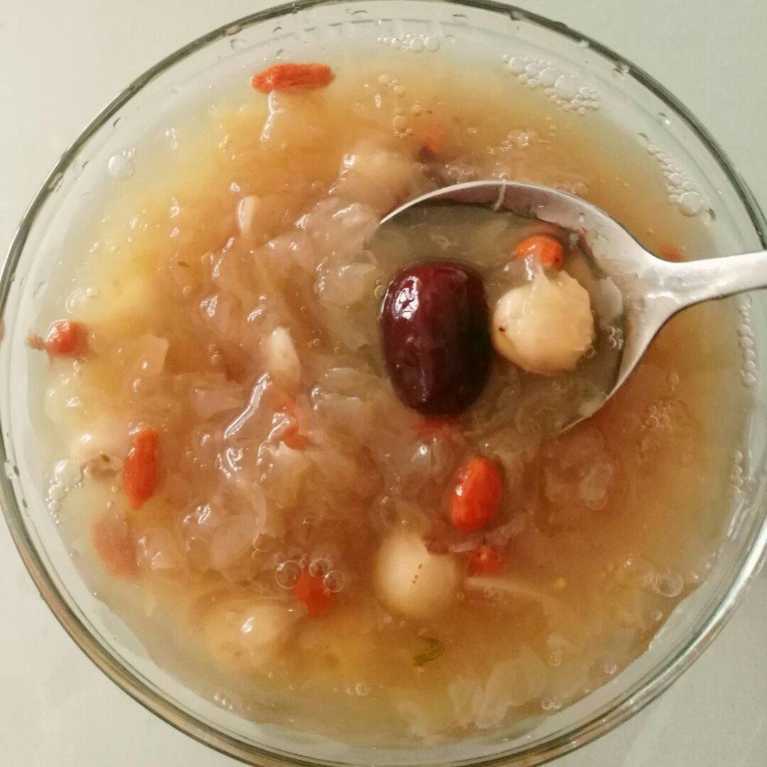 冰糖银耳莲子羹。（内附电饭煲做法）
