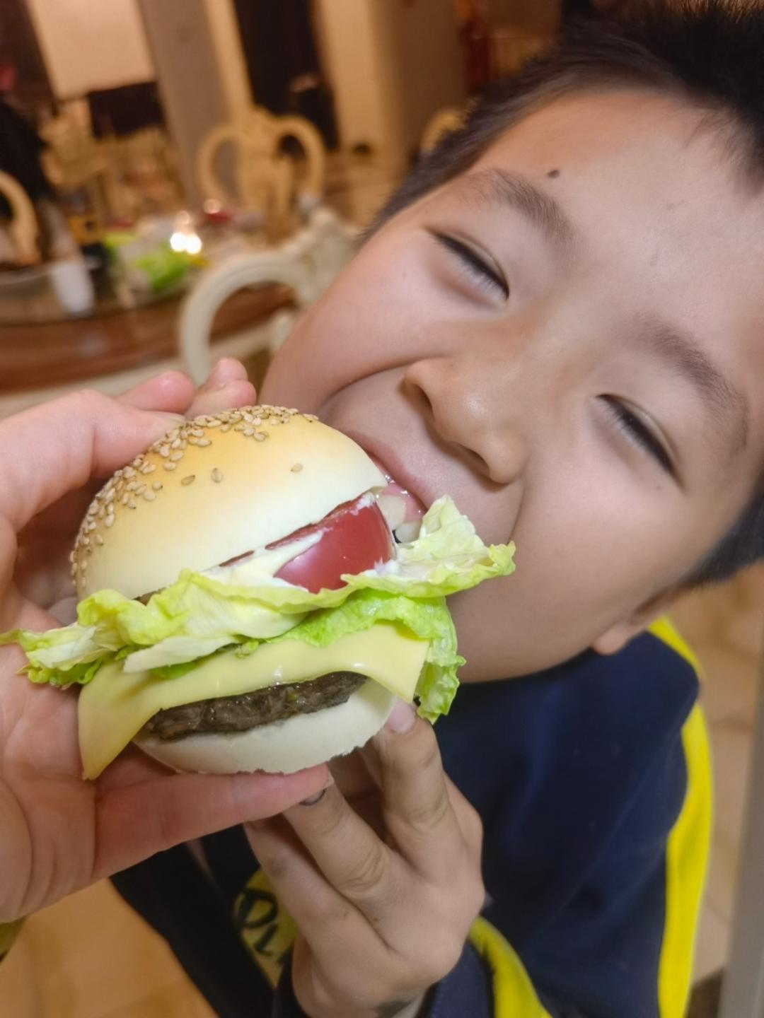 牛肉汉堡 煎出香嫩多汁的牛肉饼