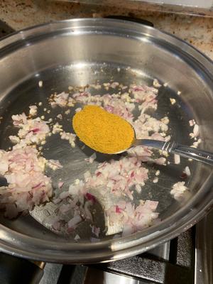 咖喱鱼蛋（咖喱三宝，鱼蛋，猪皮，白萝卜）的做法 步骤4