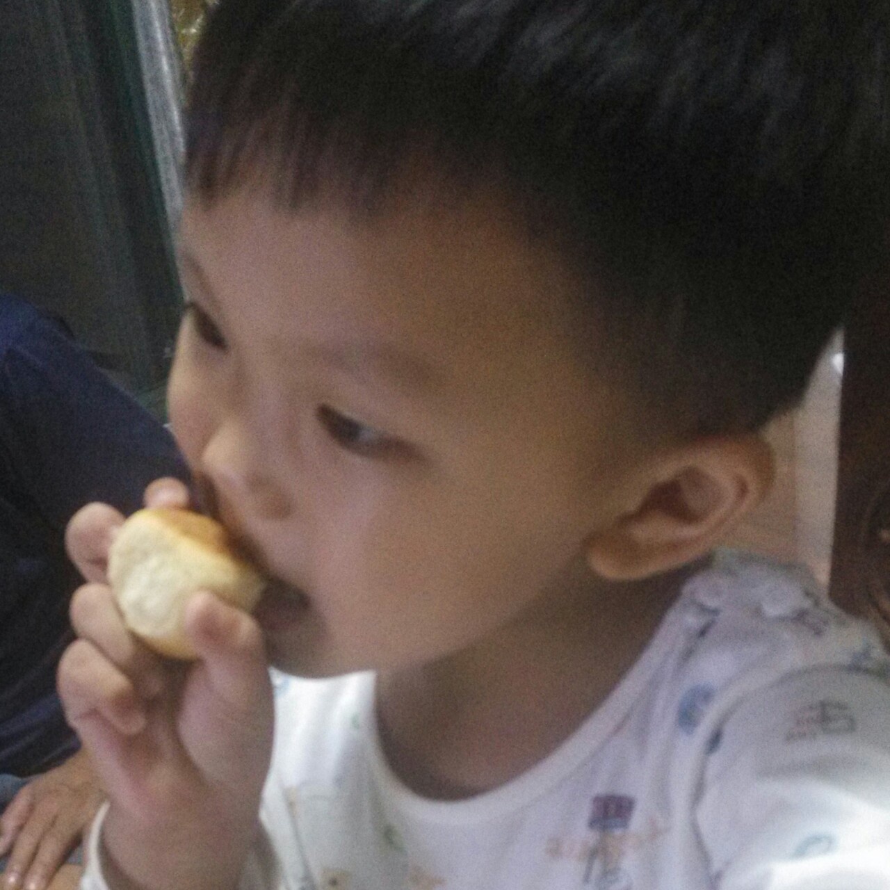 小妮子在厨房各种瞎折腾