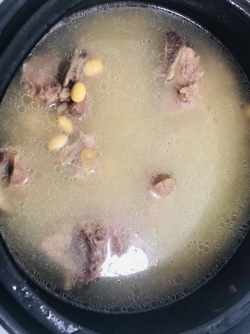 小猪土豆泥做的黄豆排骨汤