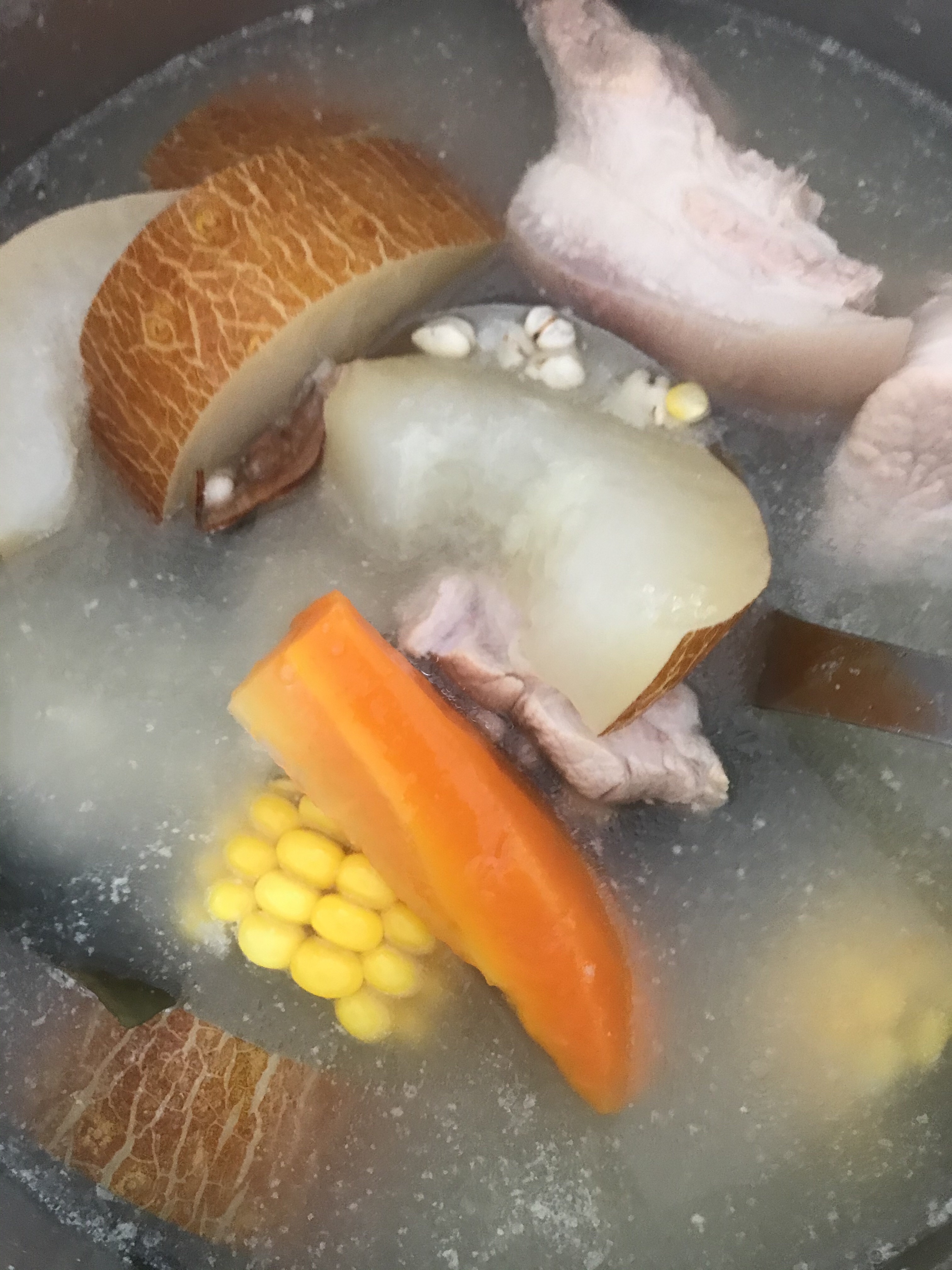 夏天消暑汤~老黄瓜海带薏米猪踭汤的做法 步骤5