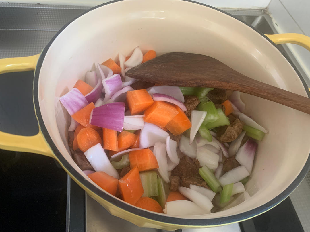 胡萝卜炖牛肋条【5-6月北鼎珐琅锅食谱】