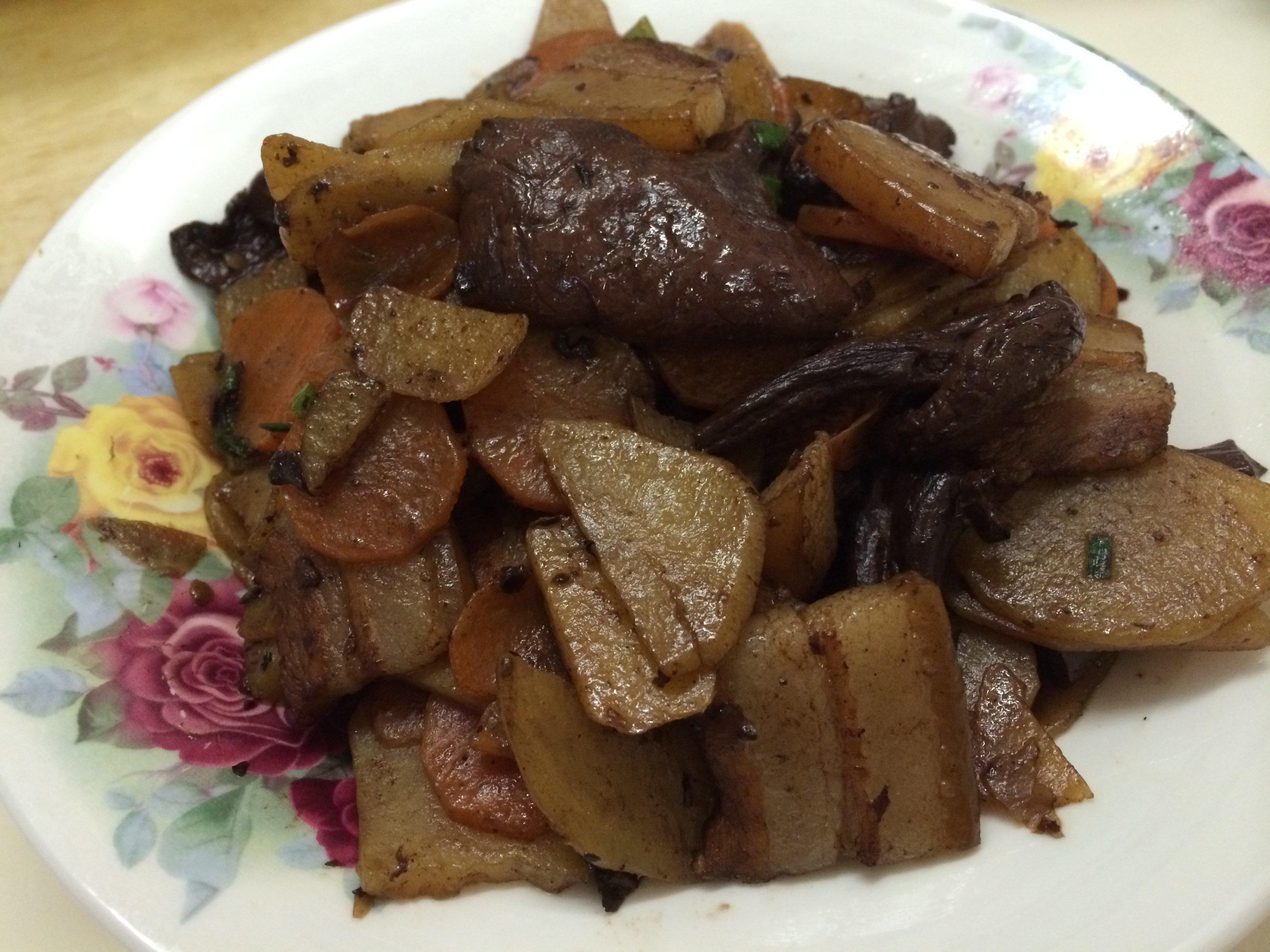 红蘑五花肉焖土豆片的做法