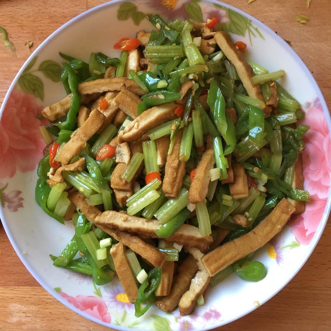 素菜：芹菜炒豆腐干