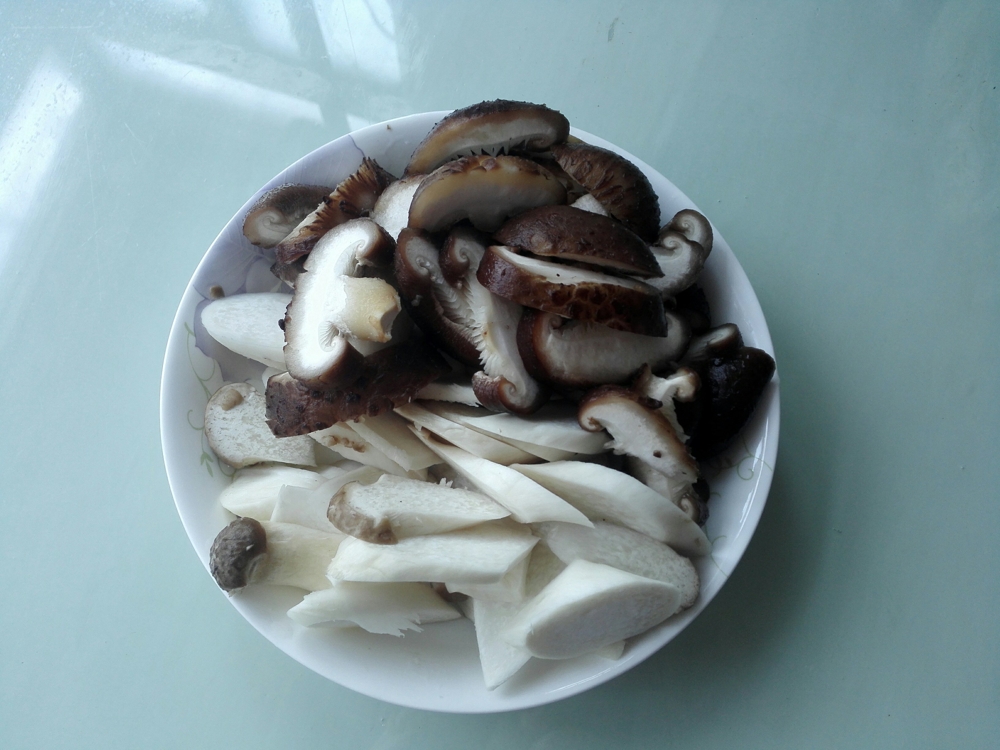 菌菇冬笋炒面筋的做法 步骤2