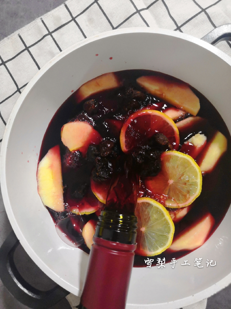 美味红酒炖苹果的做法 步骤3