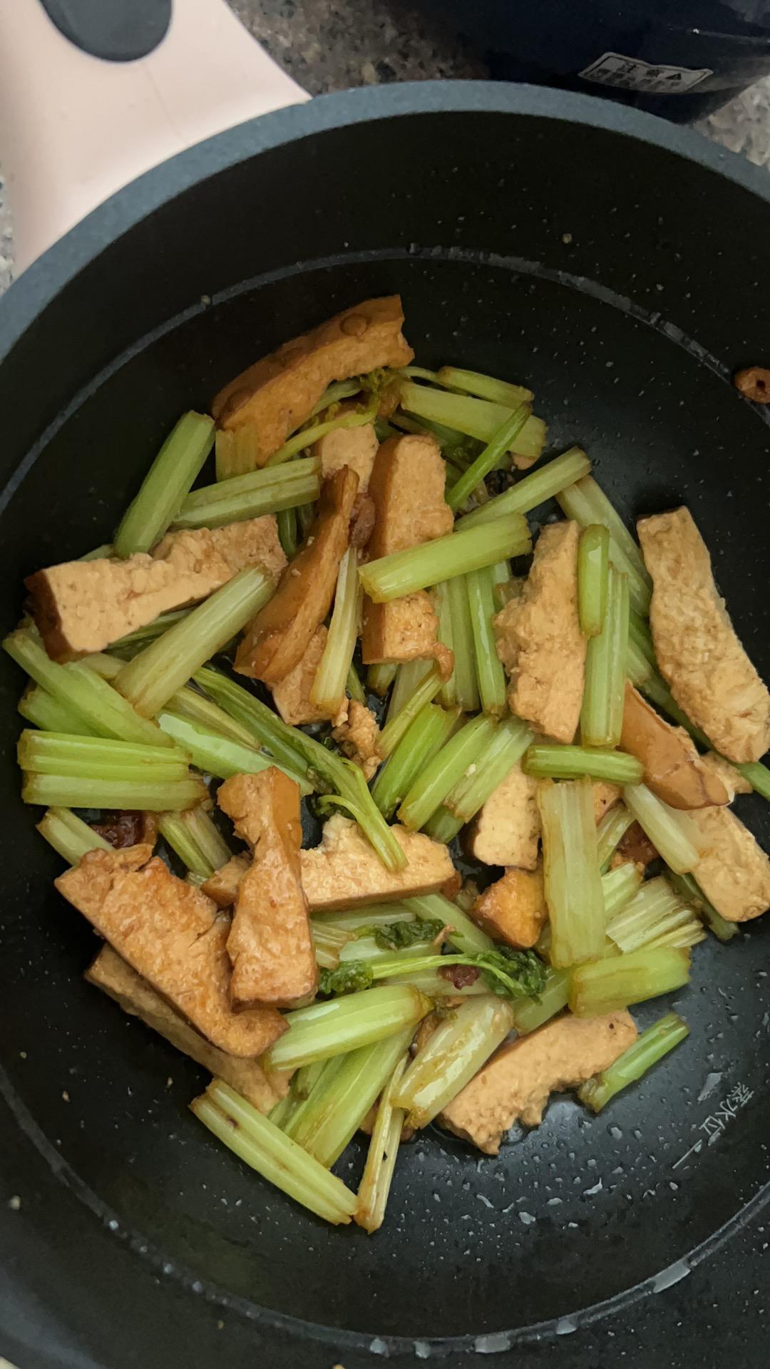 午餐晚餐简单快手下饭菜芹菜炒香干