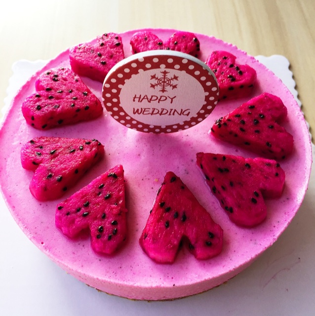 艾微1做的火龙果慕斯小蛋糕