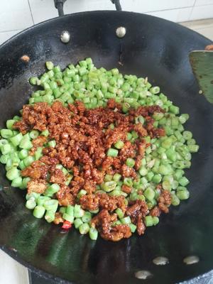 🥩豆角炒肉沫✅无敌了，拌饭真绝了的做法 步骤2