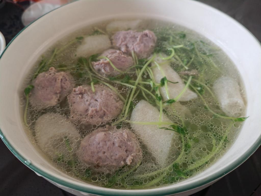 豆苗竹荪牛丸汤