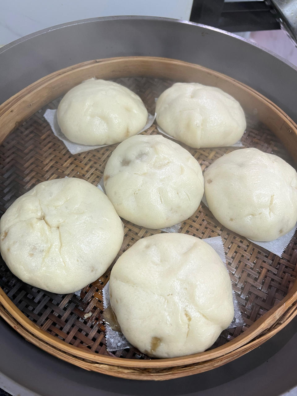 云朵般松软爆浆蜜汁叉烧包