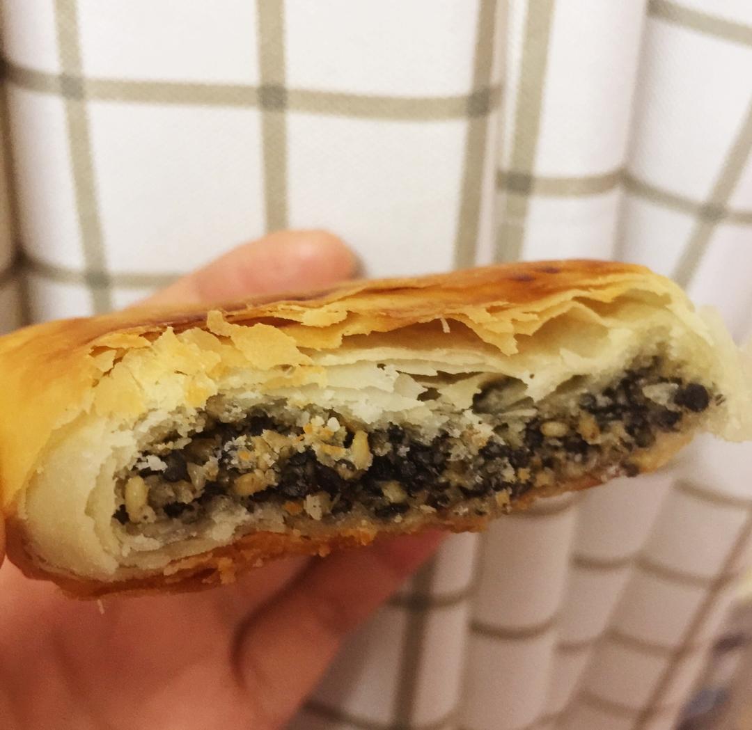 酥皮伍仁月饼 核桃芝麻花生各种坚果混搭的糖饼