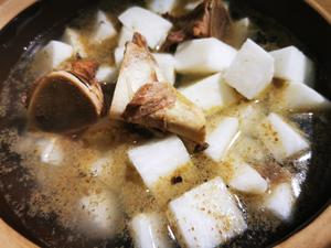 土砂锅筒子骨萝卜汤（鲜甜）的做法 步骤3