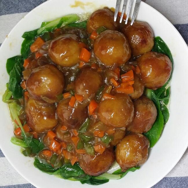 倒入鲍鱼汁,黄酒少许,美味鲜酱油少许,少量水,糖,再放入炸好的芋艿球