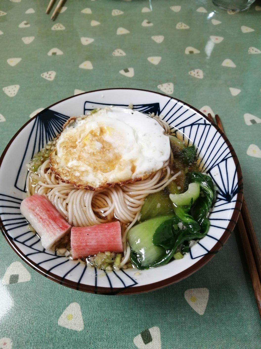 一碗清汤面 🍜 —— 秋日里的治愈系