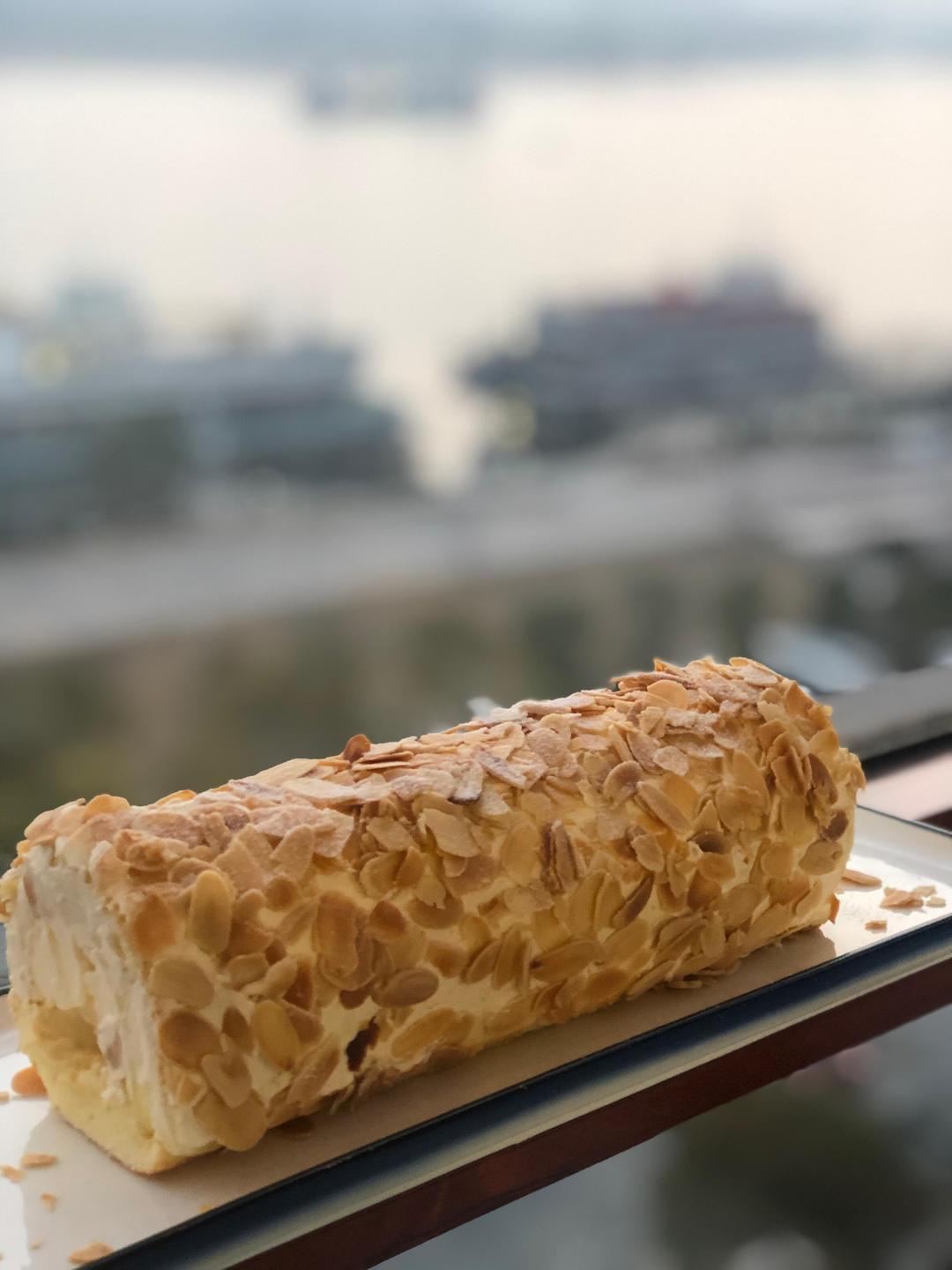杏仁片咸奶油霜蛋糕卷