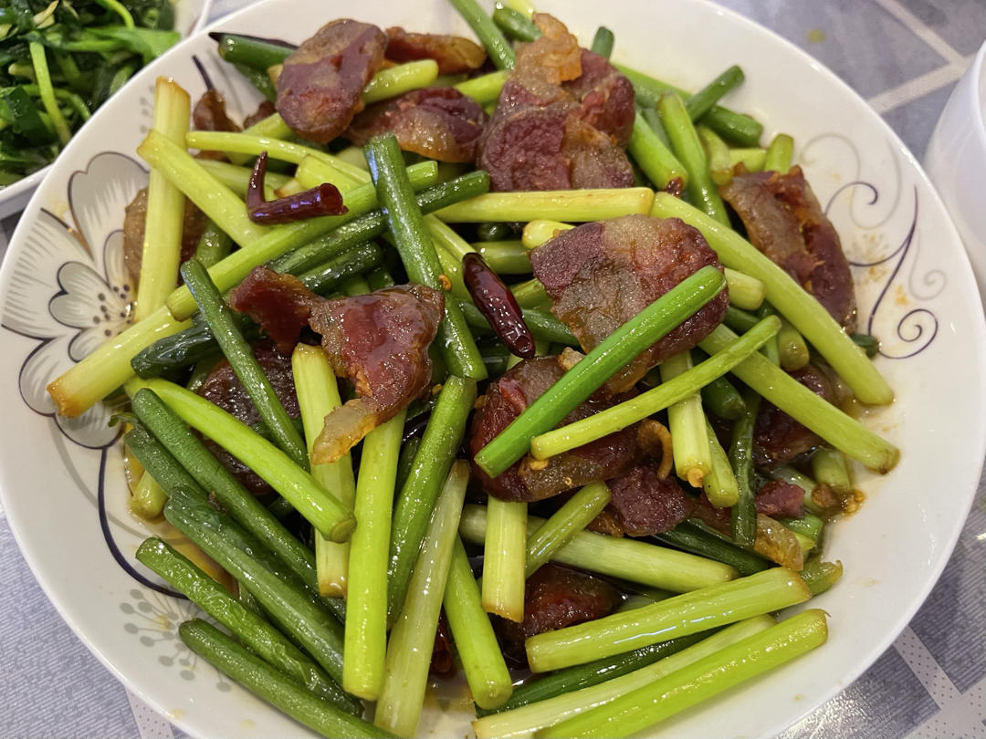 蒜苗炒香肠