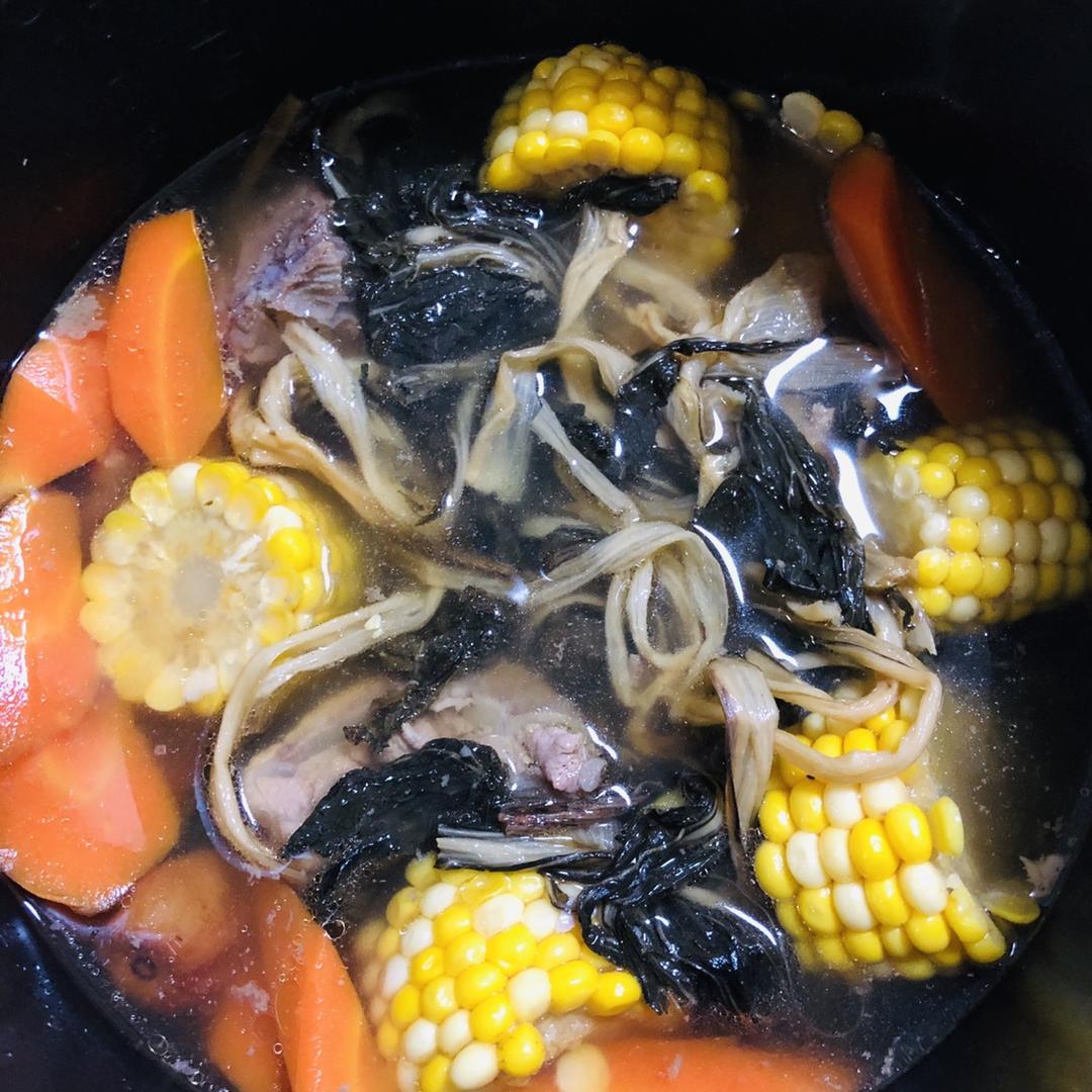 胡萝卜玉米菜干猪骨汤的做法