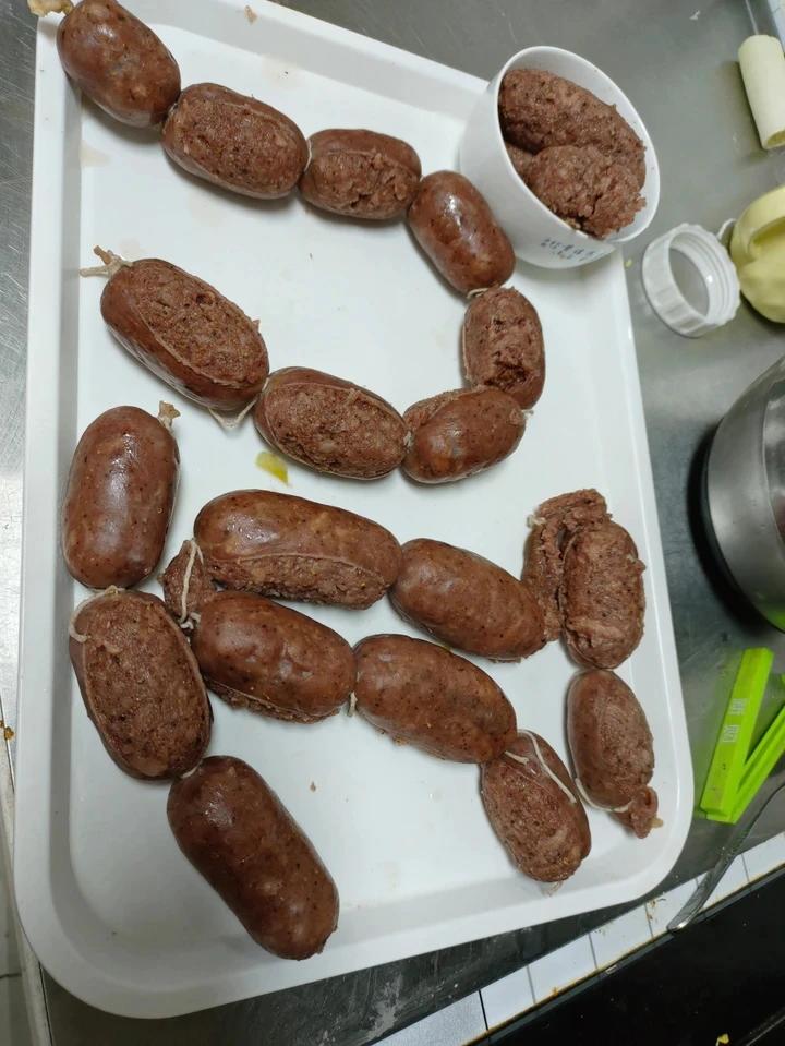 实验多次味道终于满意了～黑椒脆皮烤肠