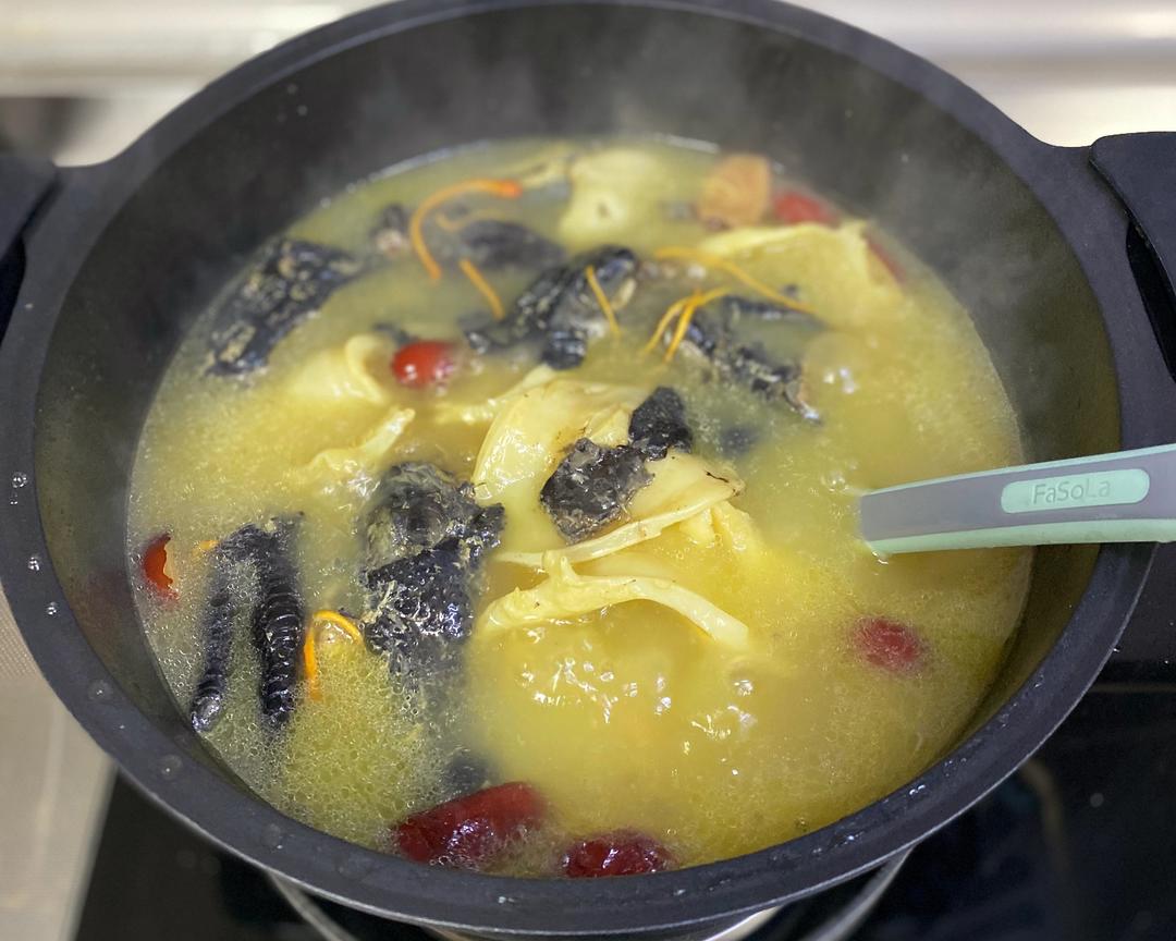 金灿灿的乌鸡花胶汤🐔