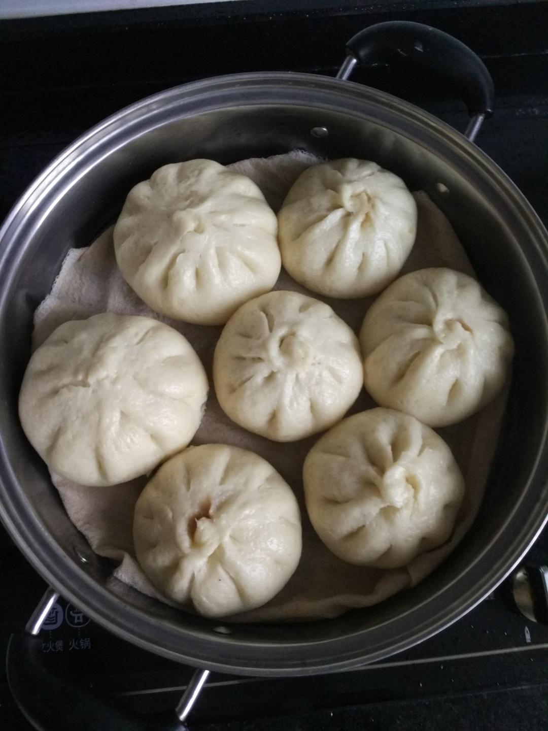 松软多汁的肉包子