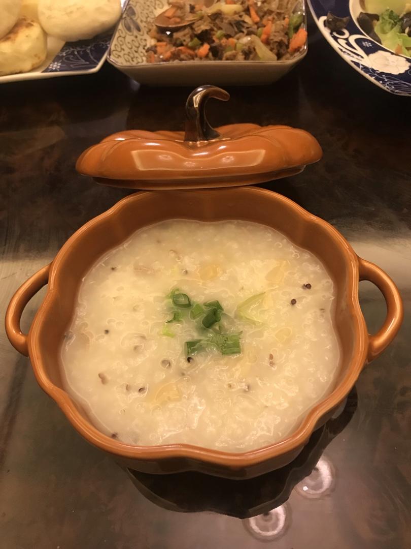 鲜的眉毛落下来的皮蛋粥