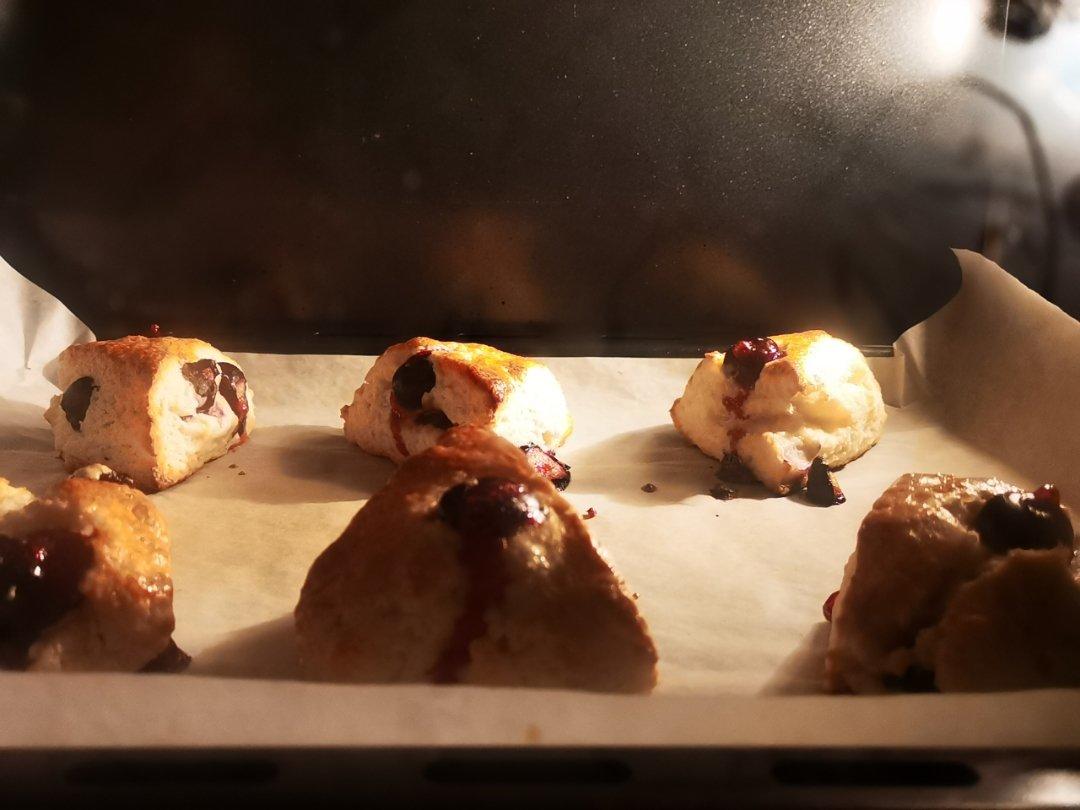 爆浆蓝莓司康Blueberry Explosion Scone