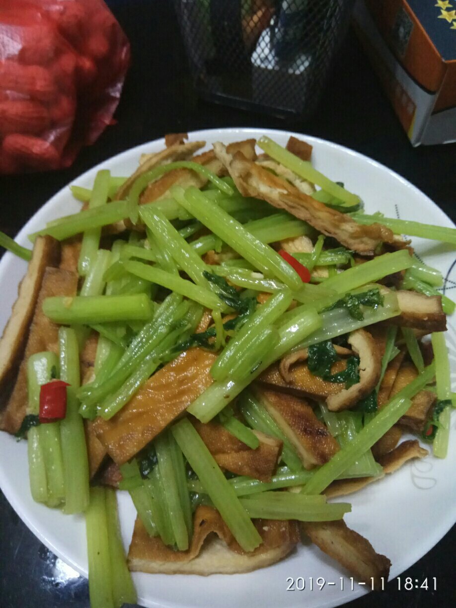 素菜：芹菜炒豆腐干