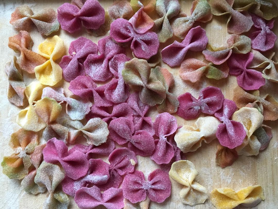 婴儿辅食：彩色卡通蝴蝶面