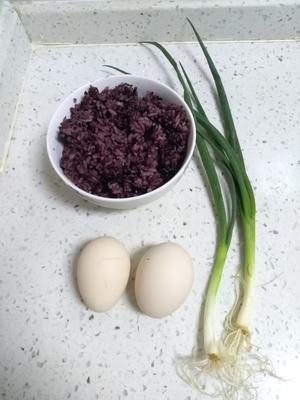 蛋炒黑米饭的做法 步骤1