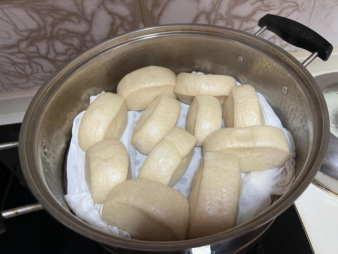 黑全麦粉馒头