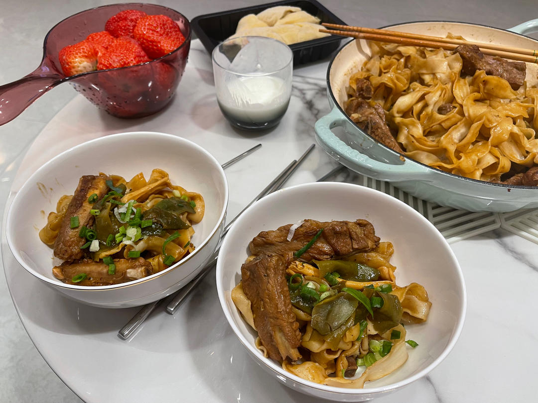 曼食慢语丨排骨豆角焖面