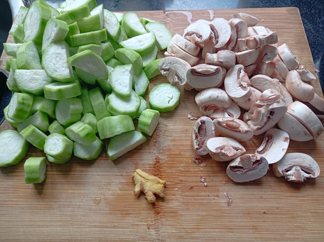 夏季十道素~副菜（一）~白蘑烩丝瓜的做法 步骤2