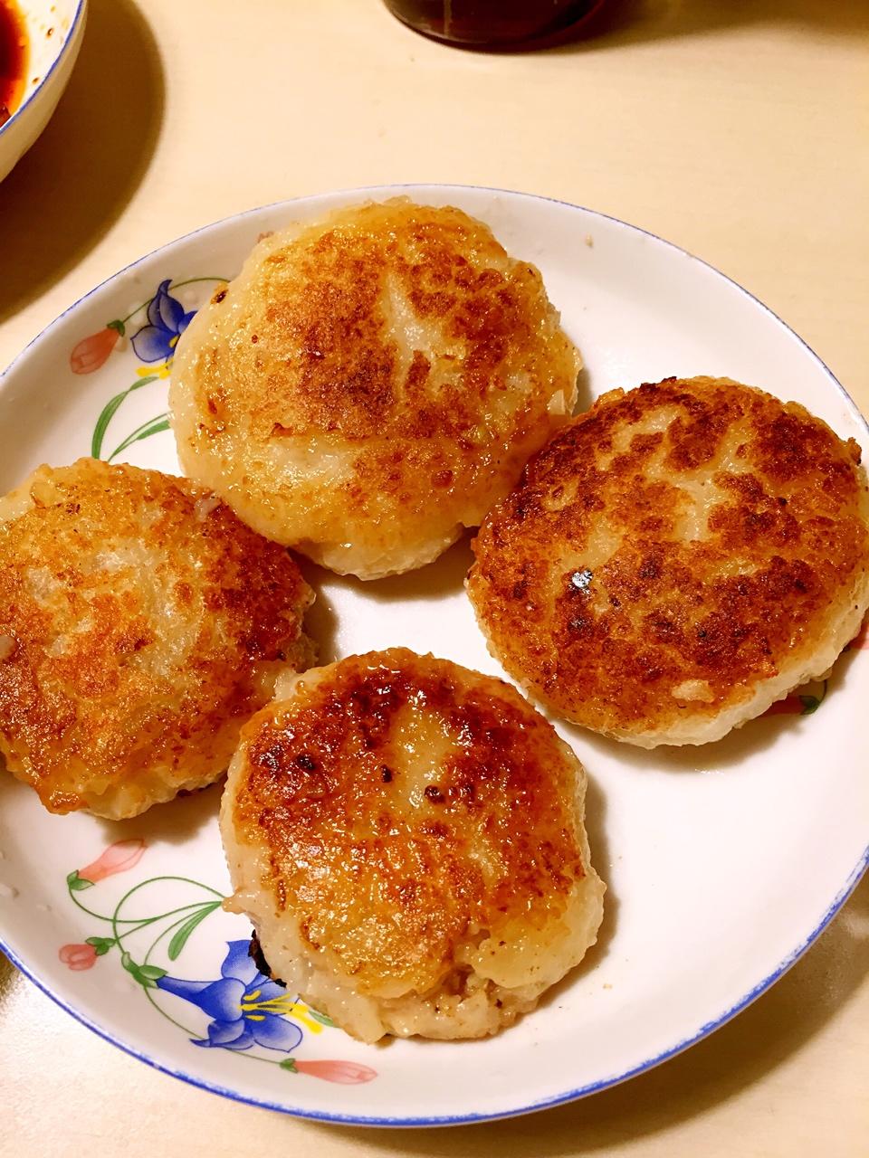 老麦傻乎乎做的糯米鲜肉塌饼