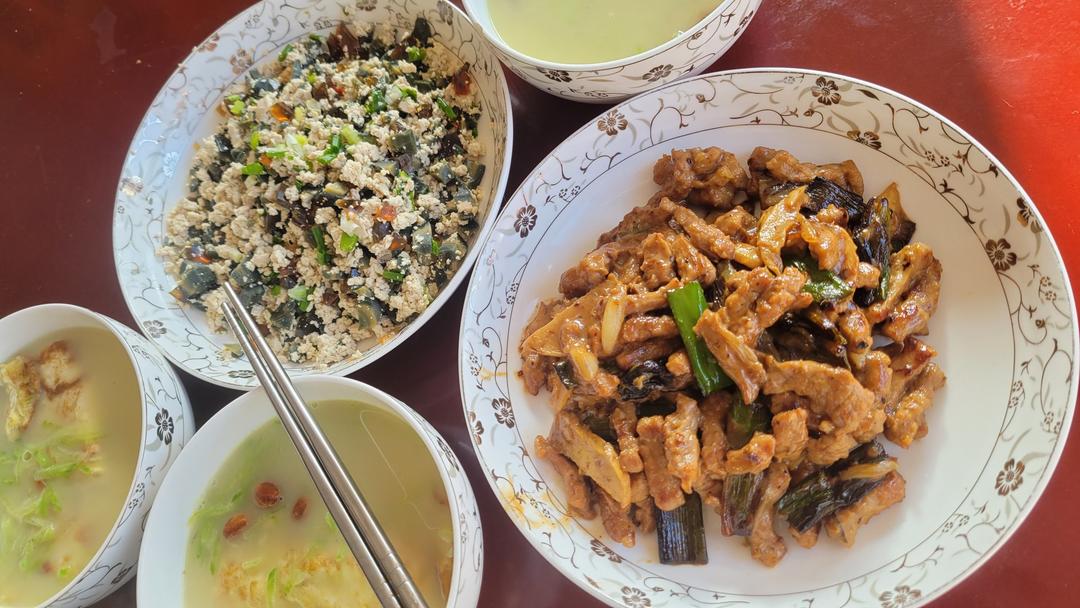厨师长教你：“葱香牛肉”的家常做法，葱香扑鼻，细嫩可口