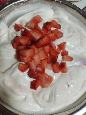 不用烤箱~9寸草莓酸奶慕斯蛋糕的做法 步骤8