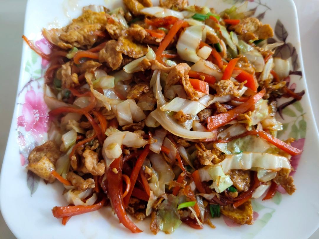 超级下饭的家常菜！给肉都不换的包菜炒鸡蛋