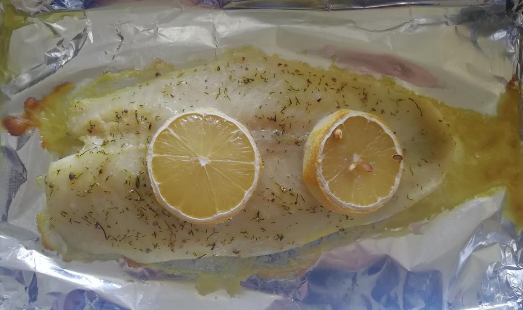 柠檬莳萝煎龙俐鱼柳配蜜豆紫薯泥