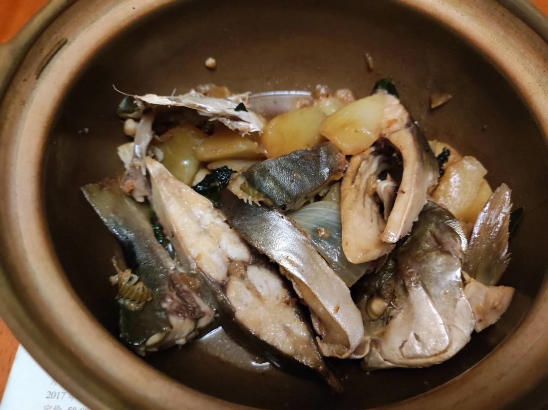 砂锅焗金鲳鱼