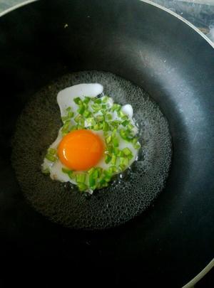 青椒煎蛋(蛋黄熟透美貌版)的做法 步骤4