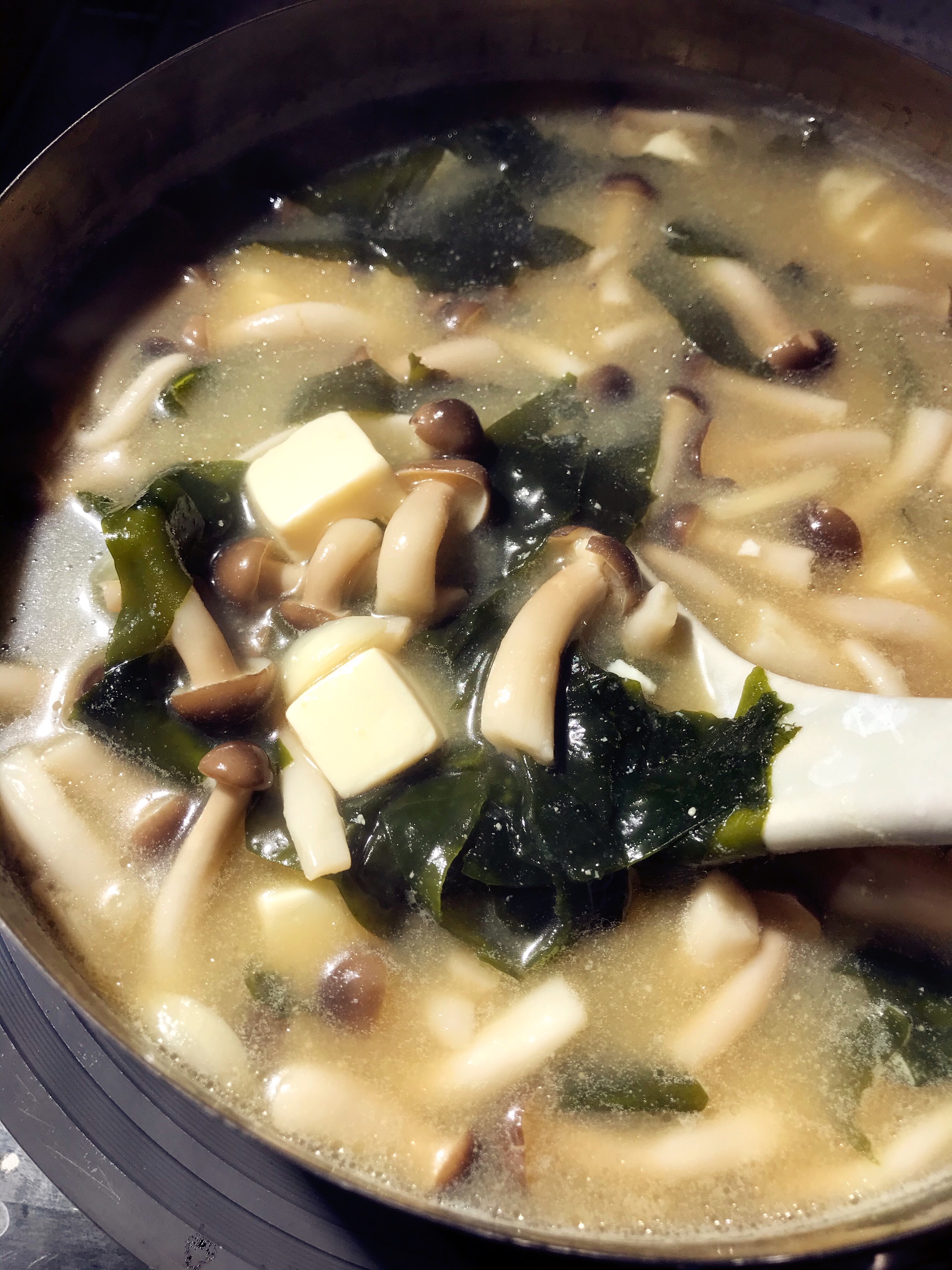蘑菇海带味增汤的做法