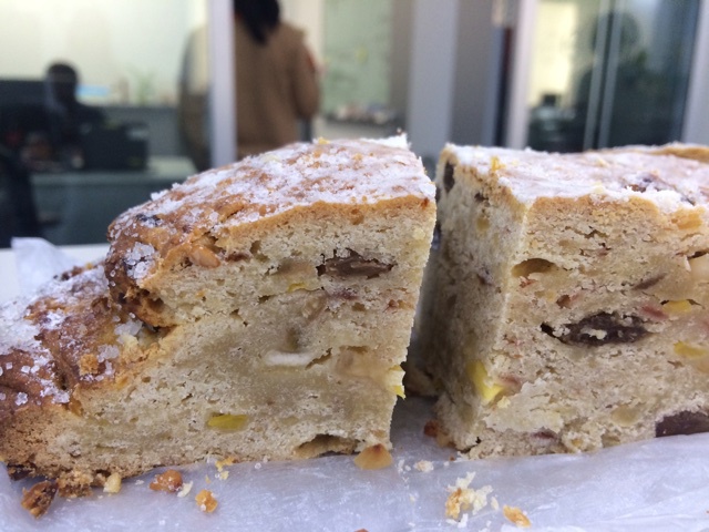 口感介于面包和蛋糕之间的我在烘培界的真爱--馅料丰富，圣诞必撸，不会撸就不配做德国老祖母的史！多！伦！！ Stollen！！