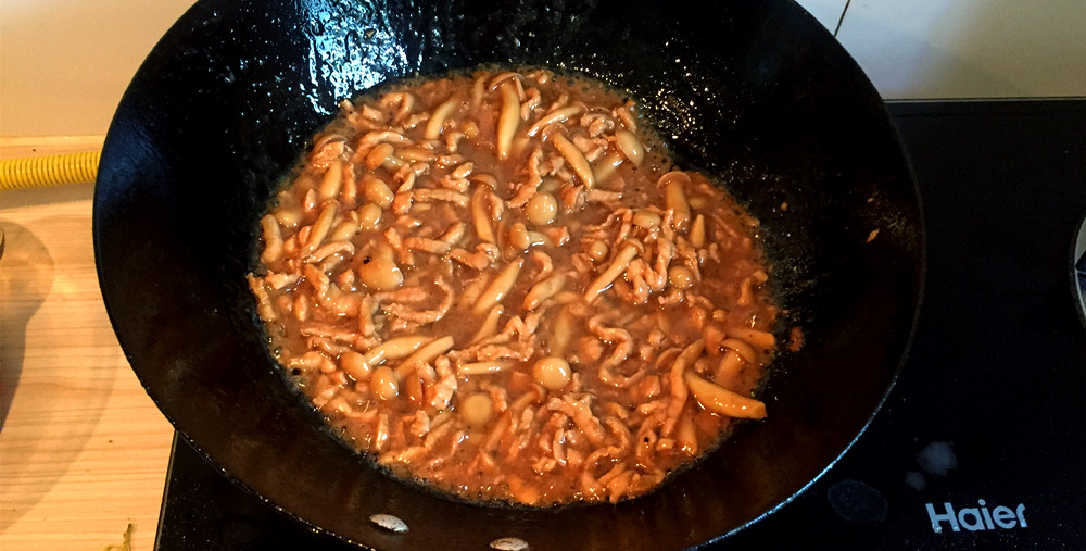 家常下饭菜蚝油肉丝菌菇的做法 步骤7