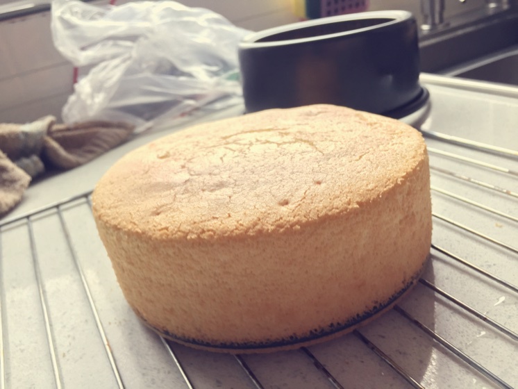 超简单完美戚风蛋糕（6寸2蛋）附打发、翻拌、脱模视频