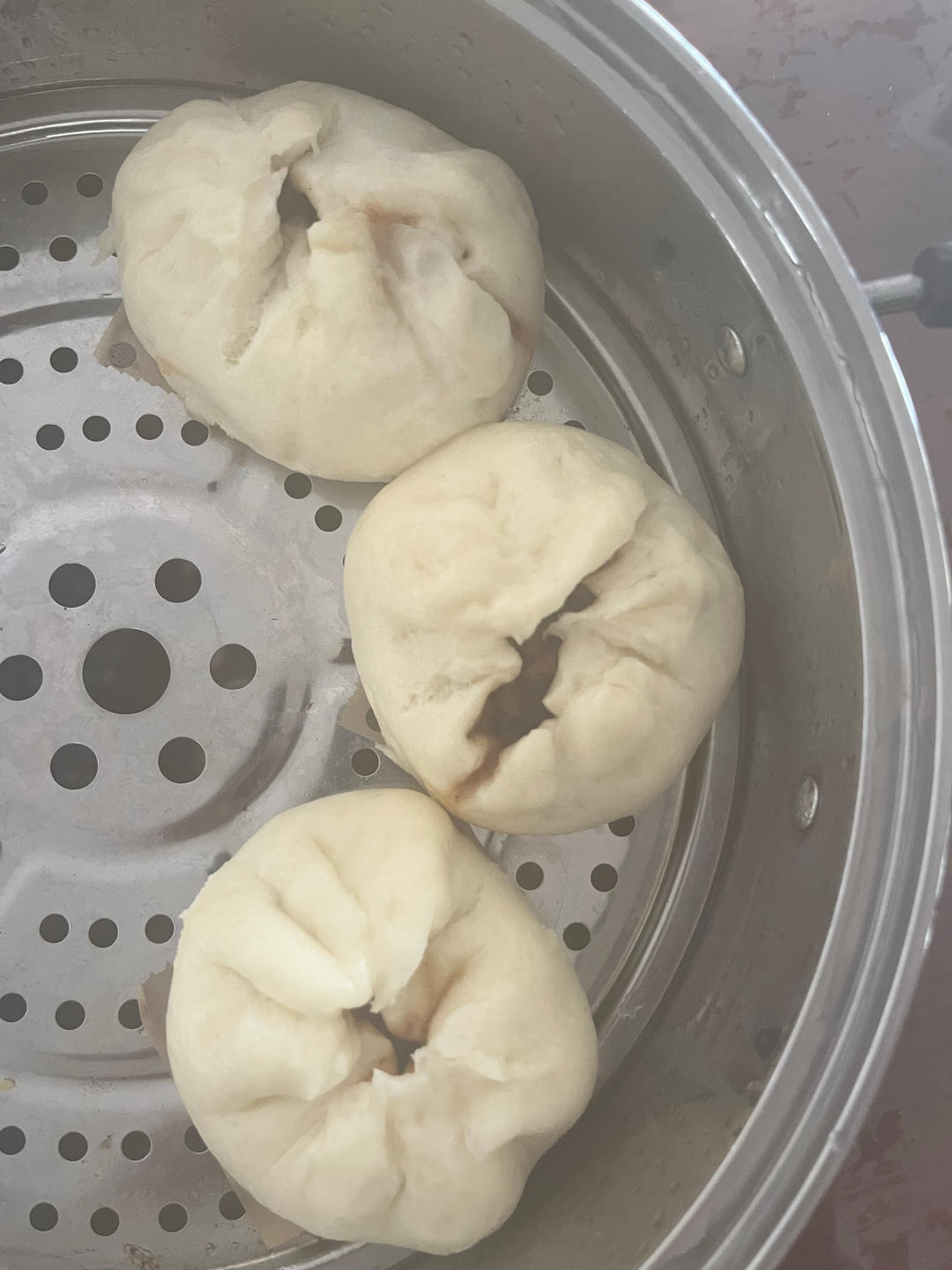 云朵般松软爆浆蜜汁叉烧包