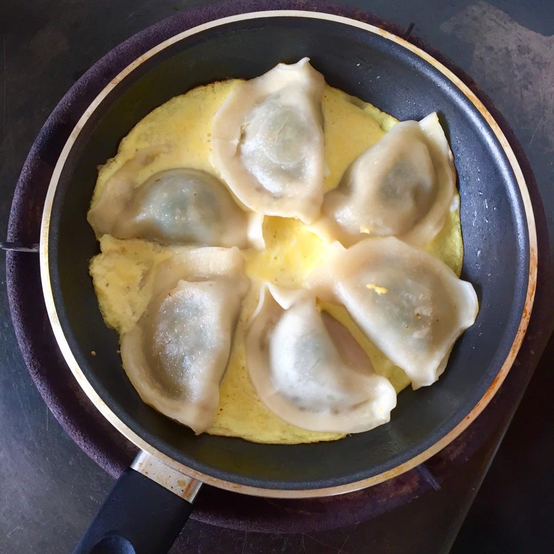 鸡蛋生煎饺子