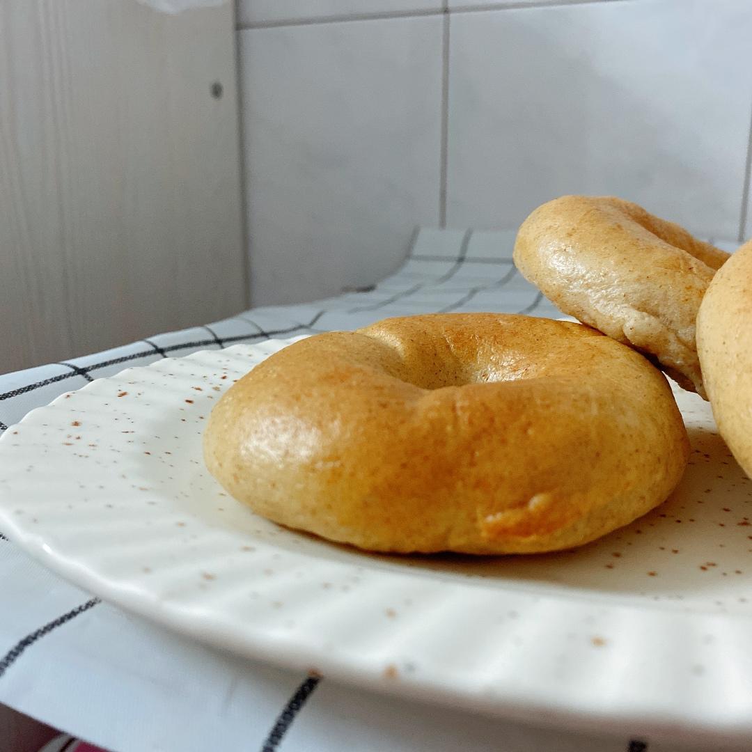 新手友好的无糖无油100%黑全麦贝果