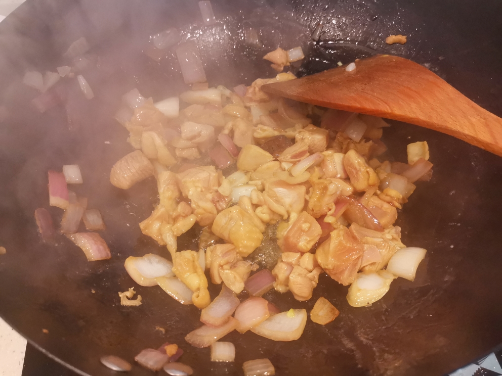 香菇土豆鸡肉焖饭的做法 步骤2