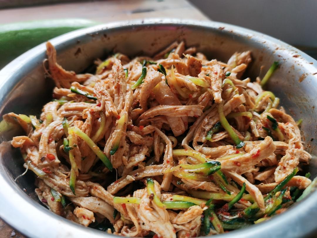 手撕麻辣鸡丝，麻麻辣辣的感觉很夏天